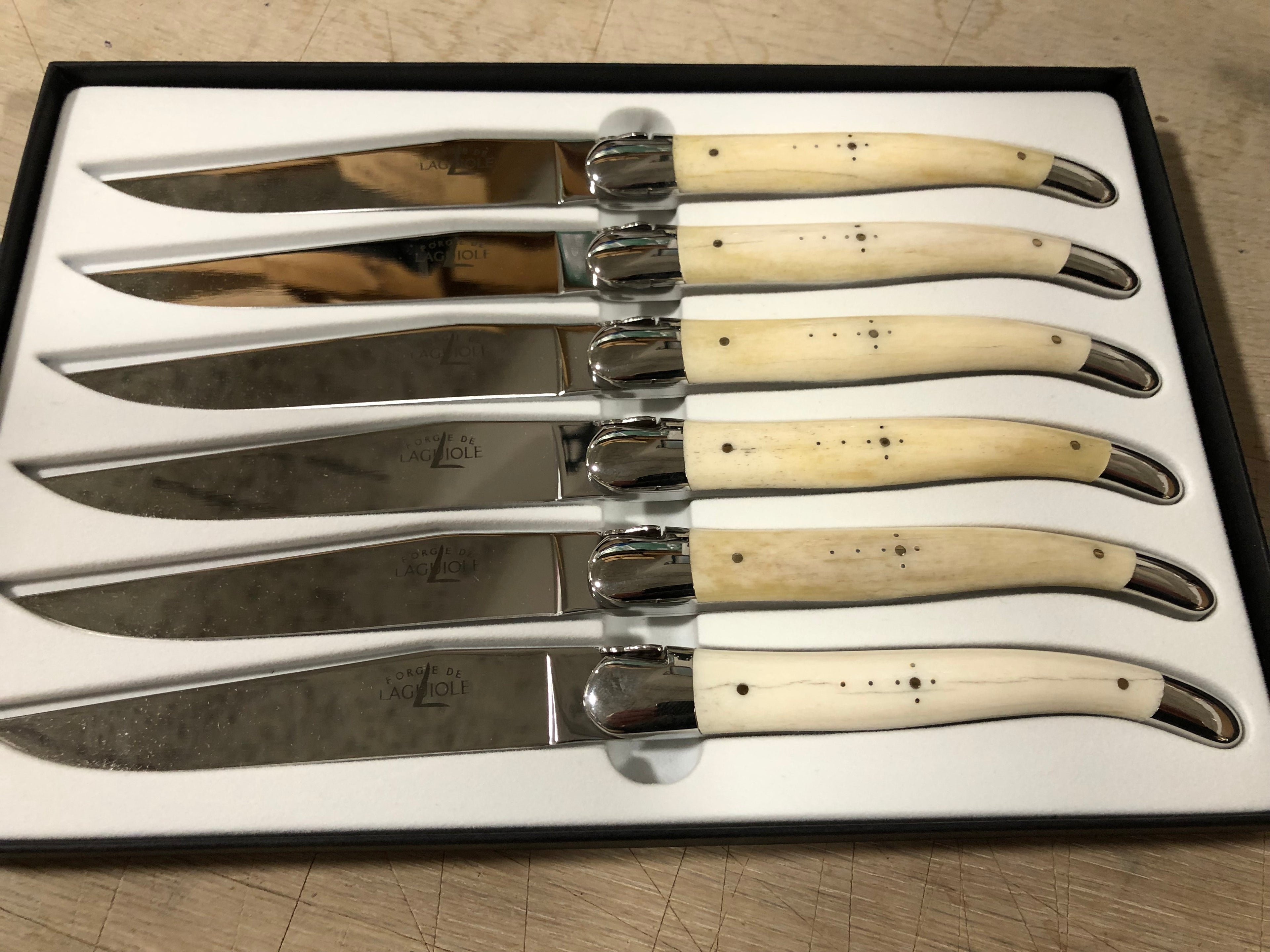 Forge de Laguiole, steakkniv i hvid østafrikansk Girafben sæt med 6 styks