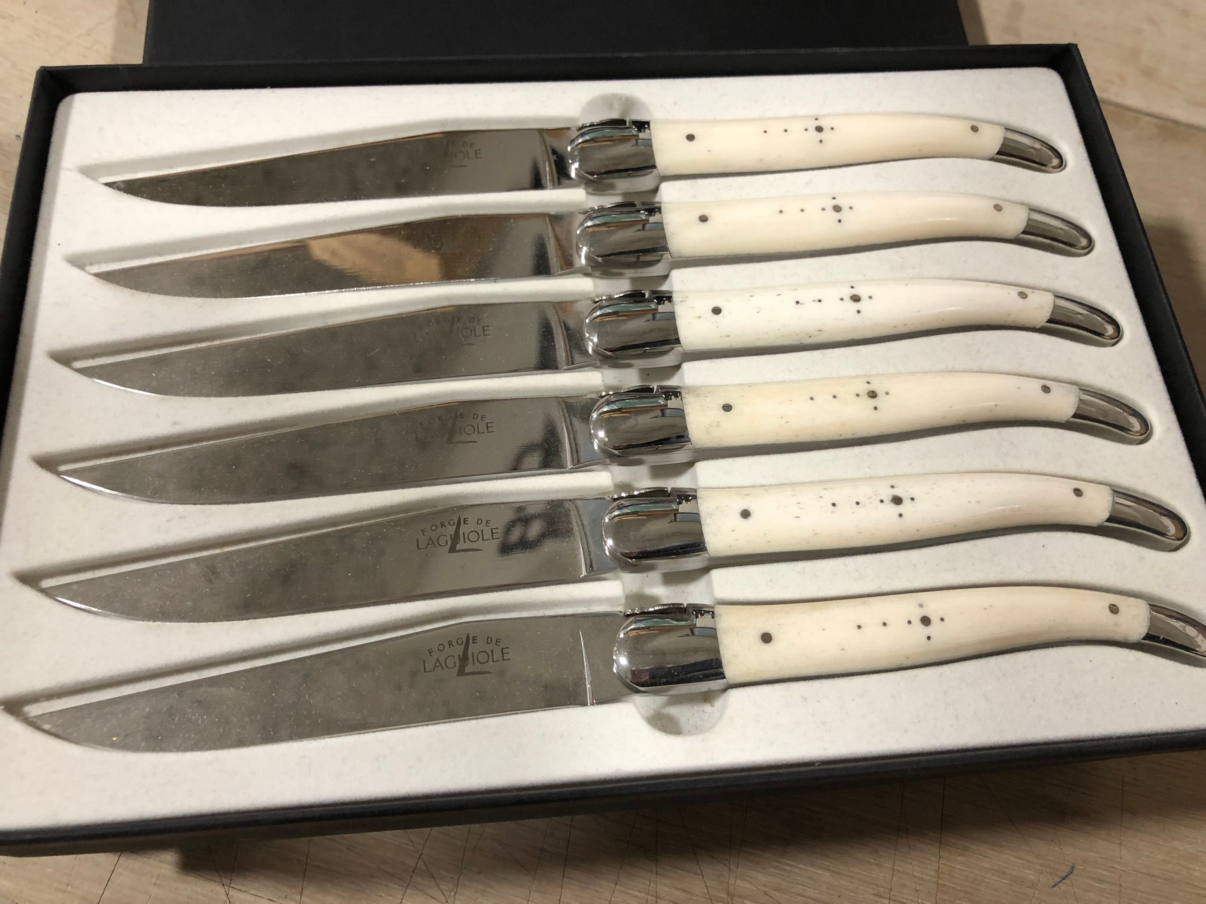 Forge de Laguiole, steakkniv i hvid ben sæt med 6 styks TILBUD